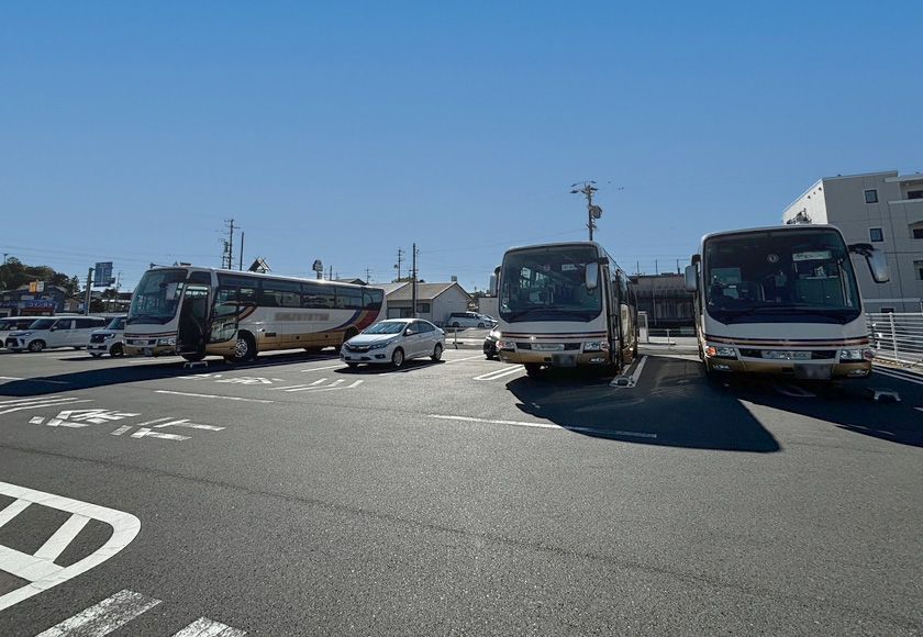 観光バスなども駐車できる大型車用駐車スペース