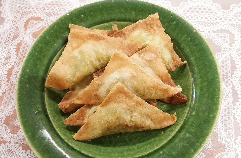 お茶のグリーンカレーサモサ