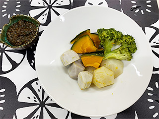 季節の温野菜と茶葉肉味噌ディップ