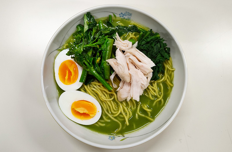 抹茶の鶏白湯ラーメン